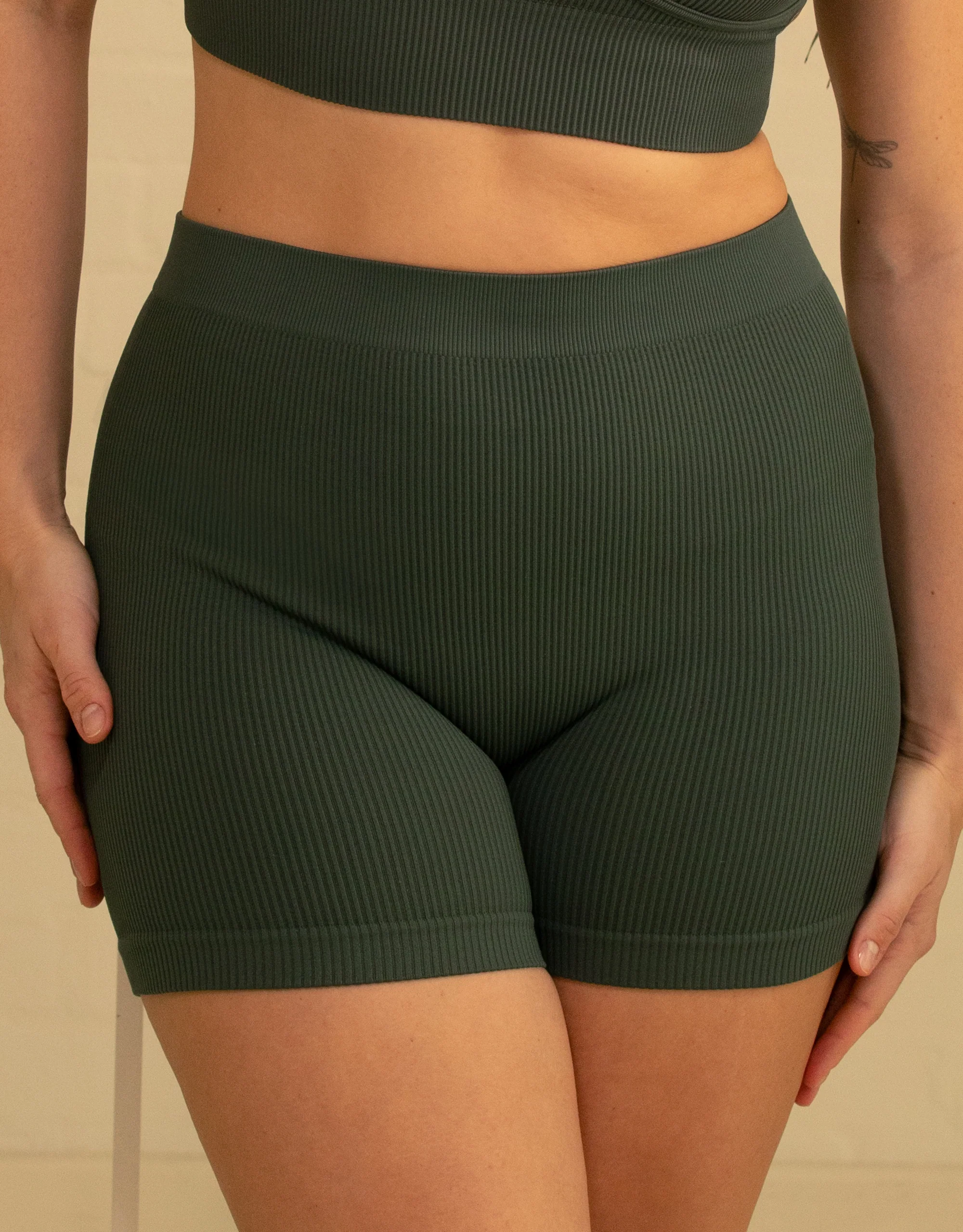 High-Waist-Shorts-Set 2x Freeda Olive/Taupe - Image 4